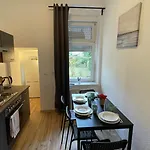 In Bei Leuna Mit Wlan & Terrasse 아파트 Weißenfels