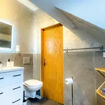 In Bei Leuna Mit Wlan & Terrasse 아파트