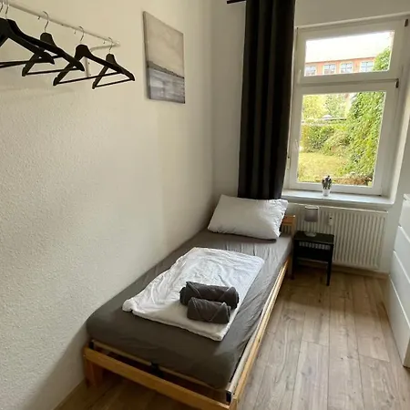 In Bei Leuna Mit Wlan & Terrasse Apartment *