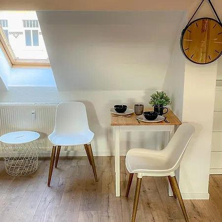 In Bei Leuna Mit Wlan & Terrasse Apartment *
