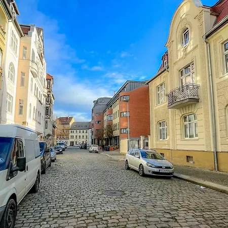 In Bei Leuna Mit Wlan & Terrasse *