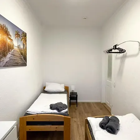 Apartment In Bei Leuna Mit Wlan & Terrasse *