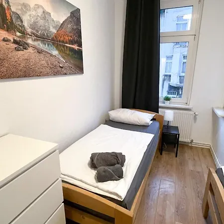 In Bei Leuna Mit Wlan & Terrasse *