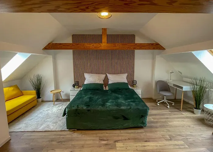 In Bei Leuna Mit Wlan & Terrasse Apartmán *