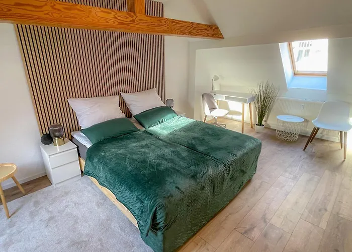 In Bei Leuna Mit Wlan & Terrasse Apartmán *