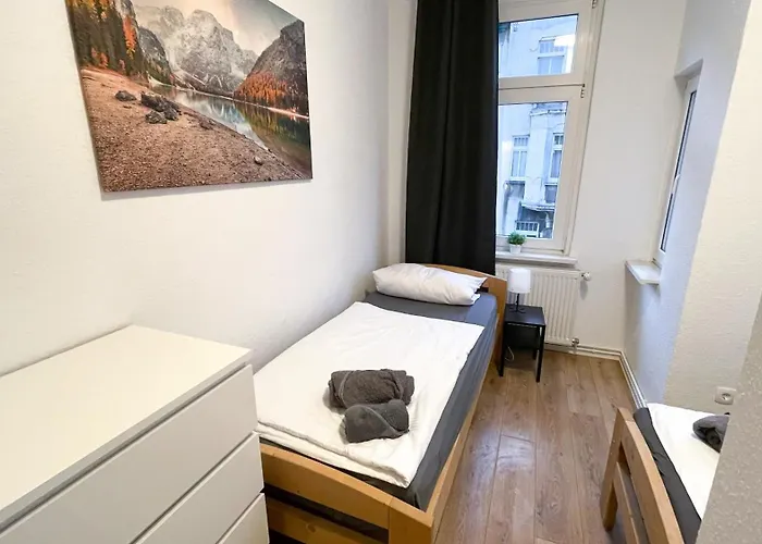 In Bei Leuna Mit Wlan & Terrasse *